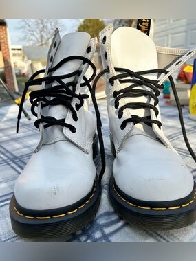 Dr. Martens White Label Sticker with Black Text size 8W